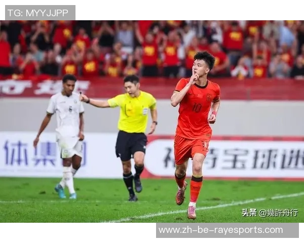 足球巨星歪头自拍引发热议展现球场外不一样的青春风采